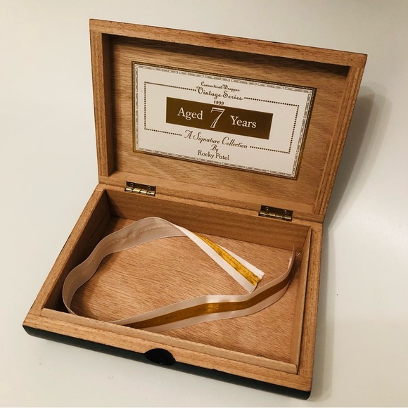 Rocky Patel Petit Corona Wooden Cigar Box - Picture 4 of 16